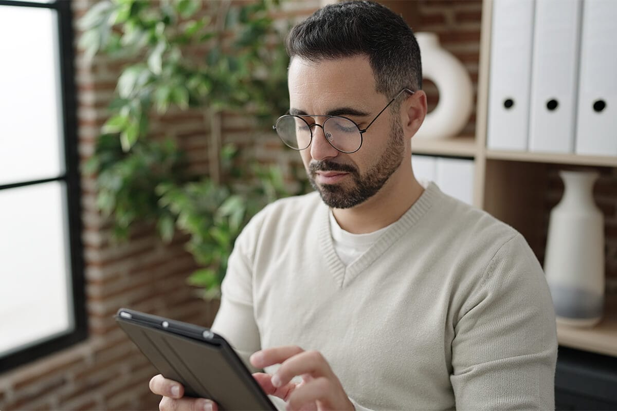 Client qui lit l'infolettre d'une entreprise locale sur sa tablette