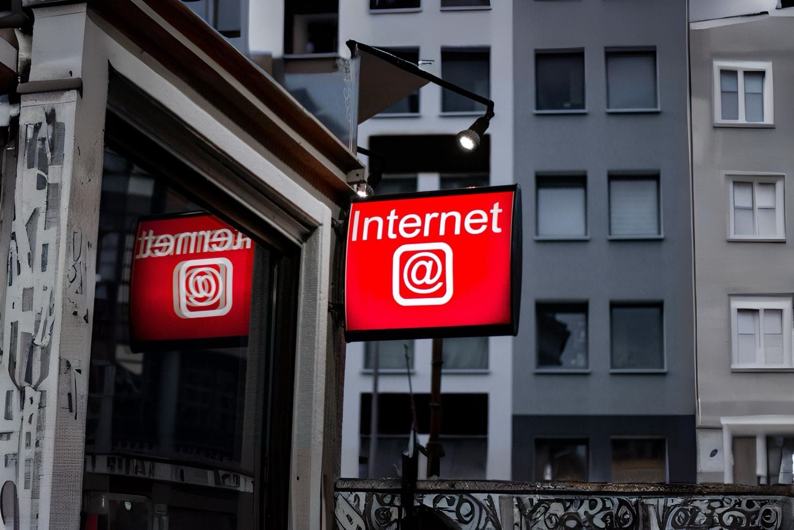 Enseigne lumineuse « Internet » dans une rue, symbole de la recherche en ligne