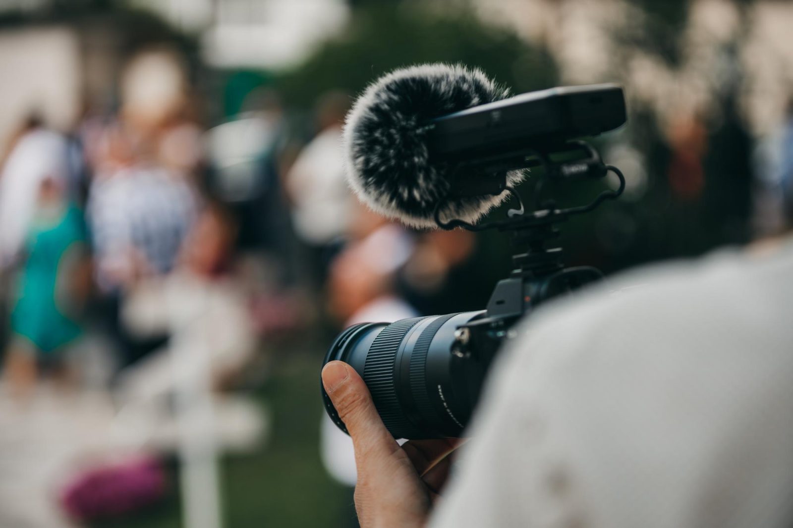Vidéaste d’EVO Marketing en tournage lors d’un événement