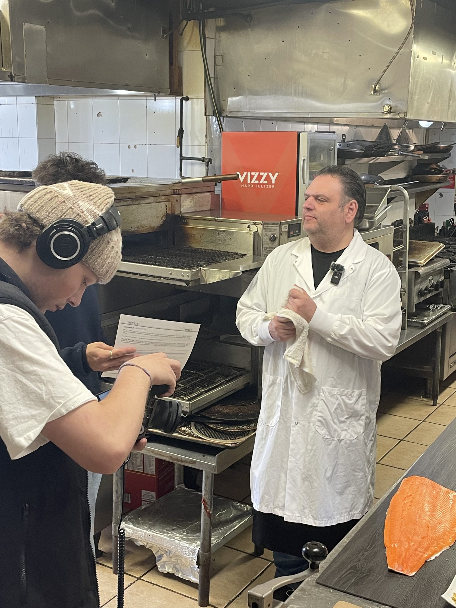 L’équipe EVO Marketing en tournage dans la cuisine de Rotisseries Highway Pizza