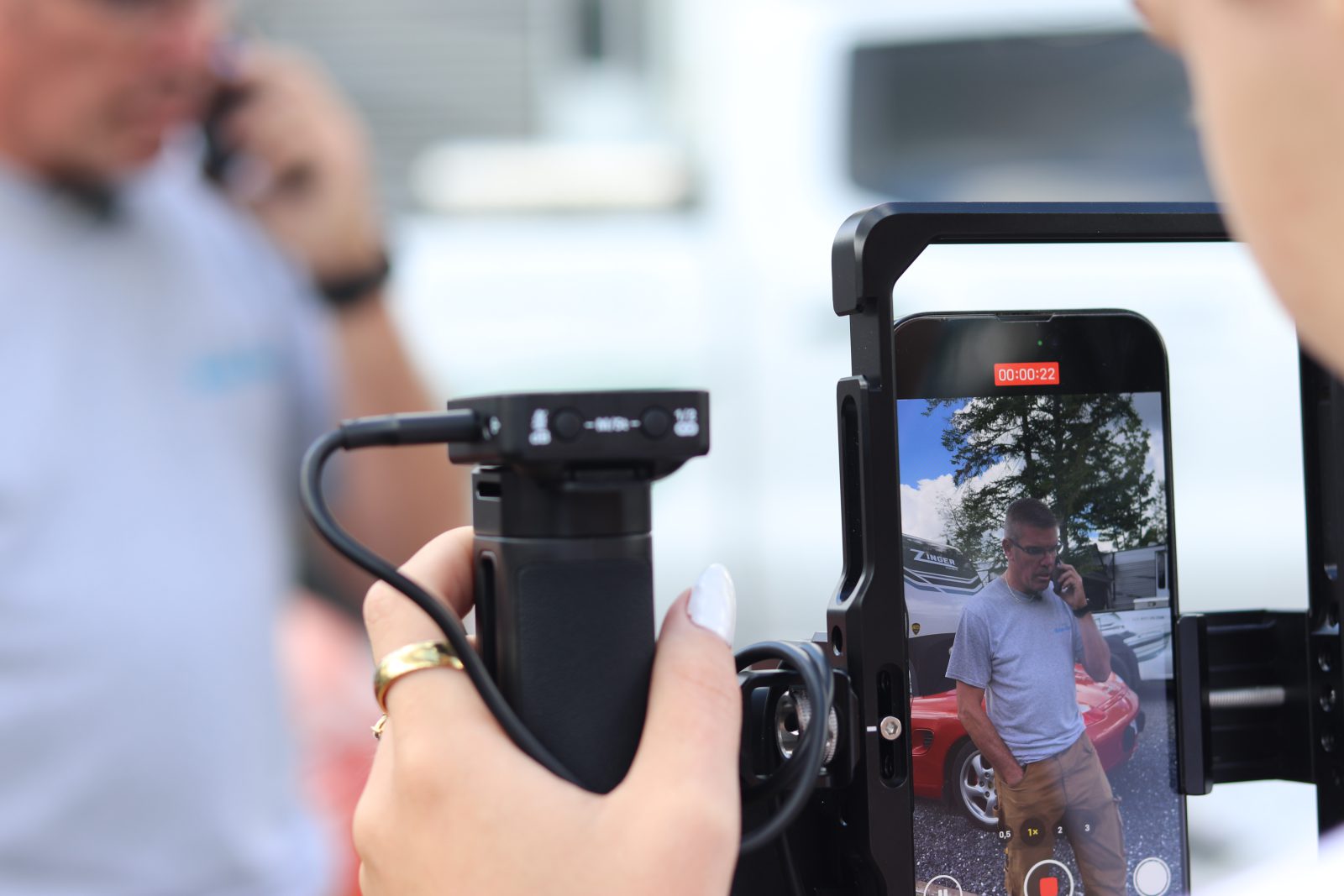 Tournage d'une publicité Facebook par l'équipe EVO, avec stabilisateur et téléphone