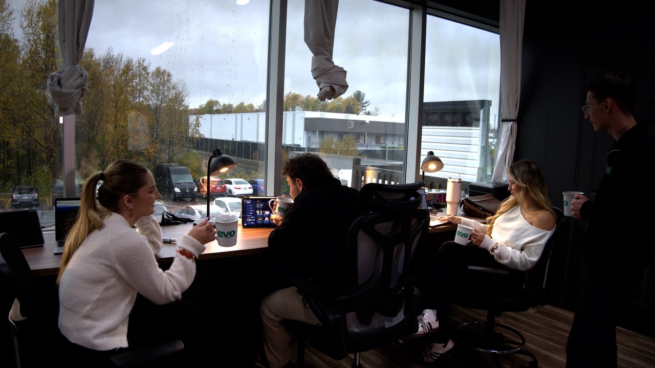 L'équipe d'EVO Marketing au travail dans les bureaux de Magog
