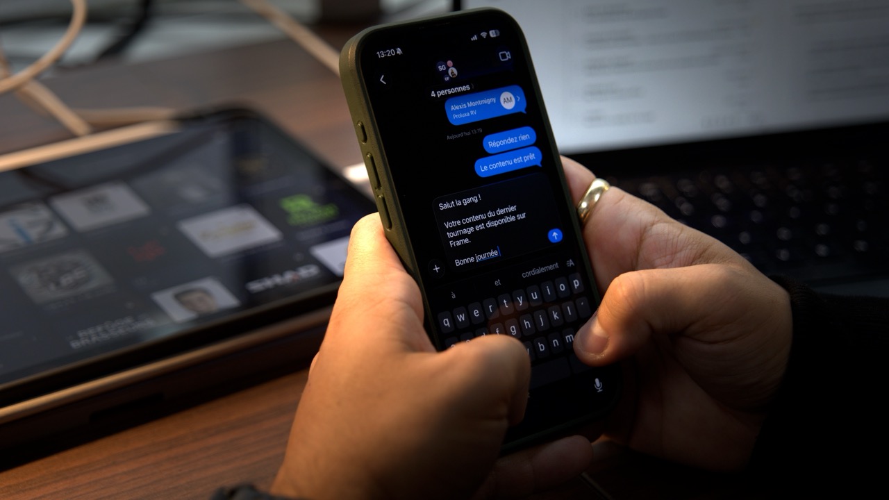 Conversation avec un assistant sur un téléphone, devant une tablette