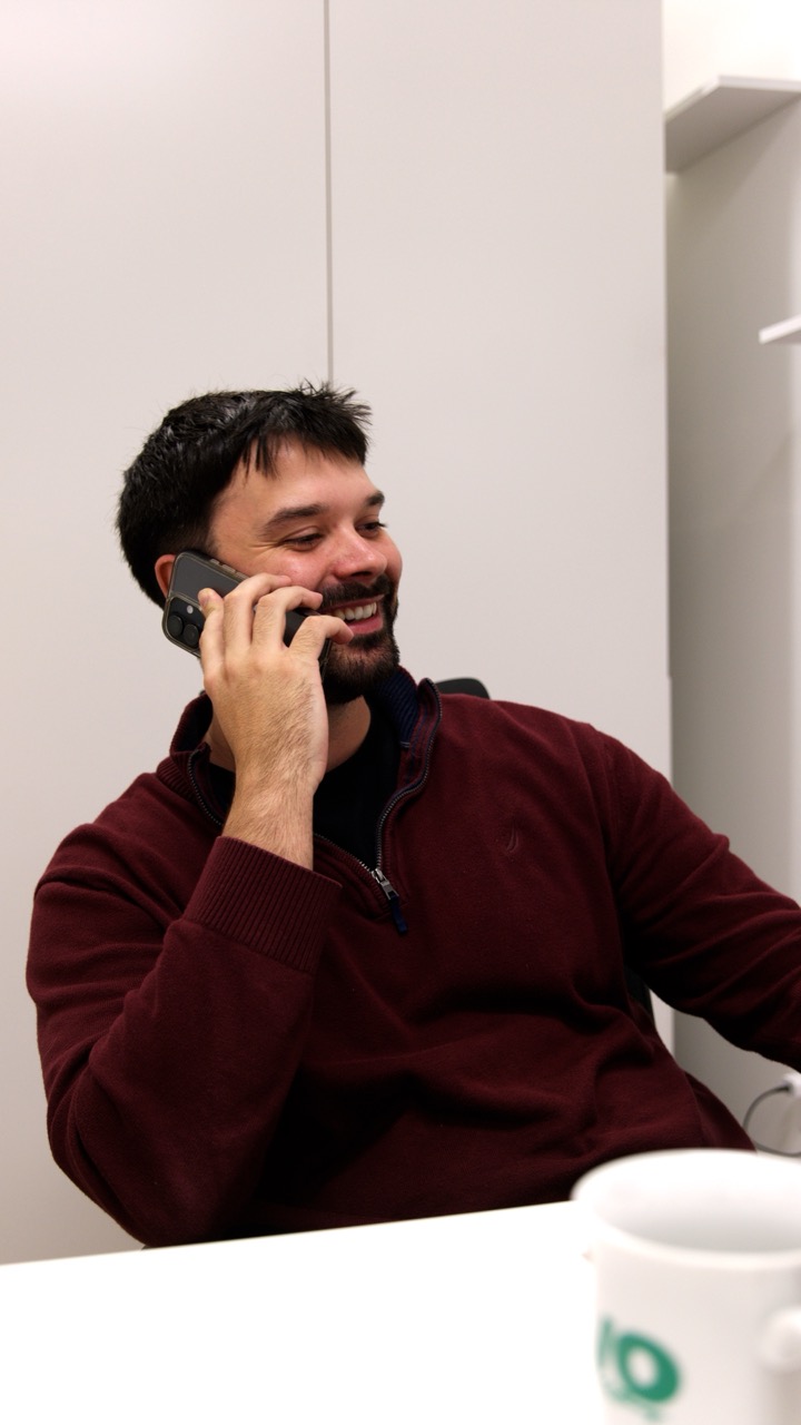 Membre de l'équipe EVO Marketing au téléphone avec un client