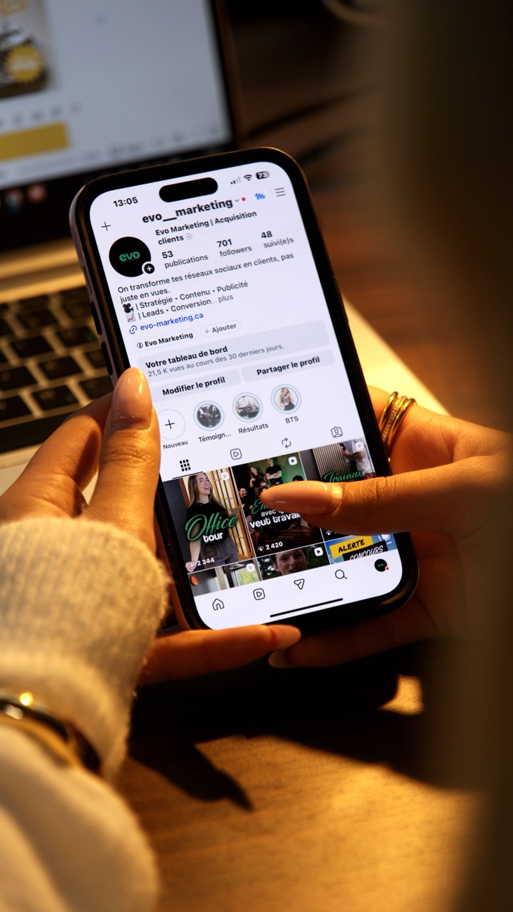 Profil Instagram d'un client consulté sur un téléphone