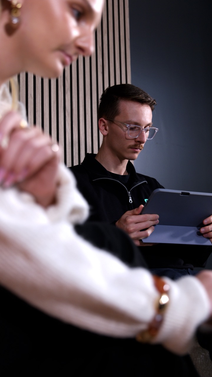 Rencontre de suivi de projet avec une tablette