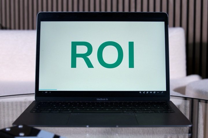 Ordinateur portable affichant « ROI » dans les bureaux d'EVO Marketing