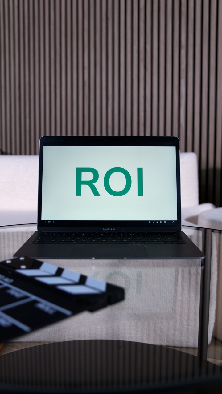 Ordinateur portable affichant « ROI » dans les bureaux d'EVO Marketing