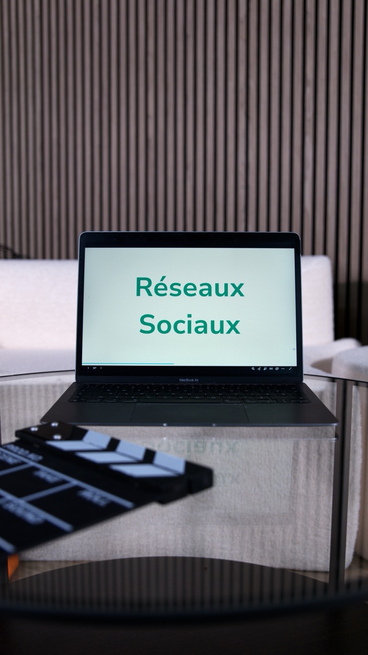 Ordinateur portable affichant « Réseaux sociaux » dans les bureaux d'EVO Marketing