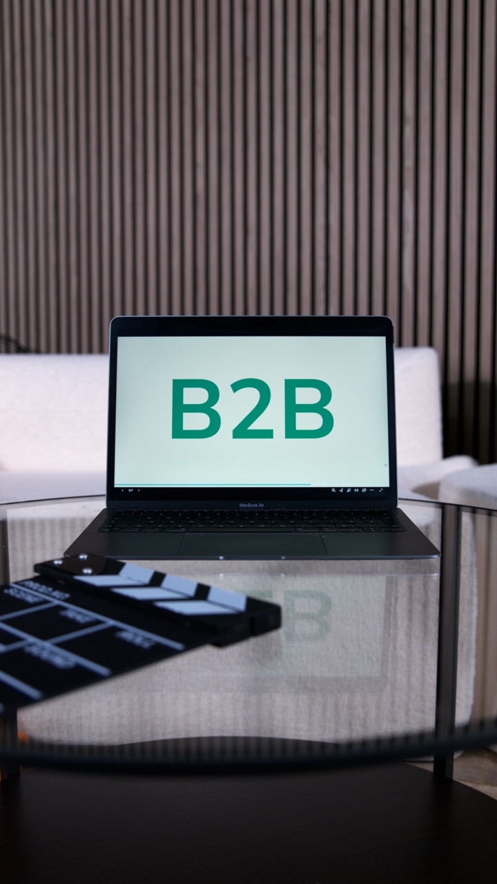 Ordinateur portable affichant « B2B » dans les bureaux d'EVO Marketing