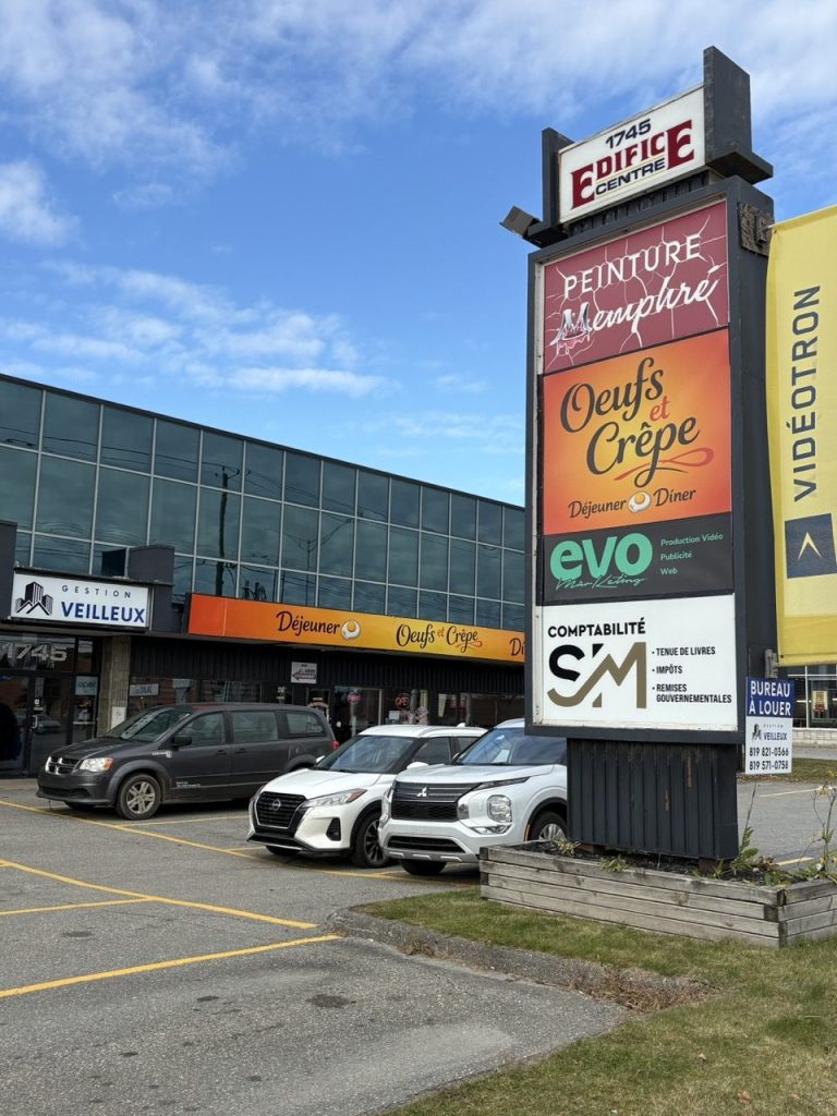 Le bâtiment d’EVO Marketing, 1745 rue Sherbrooke à Magog, avec le pylône à l’entrée